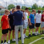 Podsumowanie zawodów piłkarskich i rozdanie nagród na stadionie.