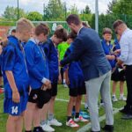 Podsumowanie zawodów piłkarskich i rozdanie nagród na stadionie.