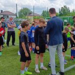 Podsumowanie zawodów piłkarskich i rozdanie nagród na stadionie.