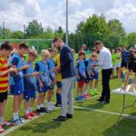 Podsumowanie zawodów piłkarskich i rozdanie nagród na stadionie.