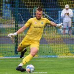 Mecz czwartej ligi seniorów piłki nożnej.