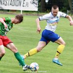 Mecz czwartej ligi seniorów piłki nożnej.