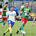 Mecz czwartej ligi seniorów piłki nożnej.