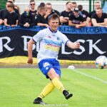 Mecz czwartej ligi seniorów piłki nożnej.