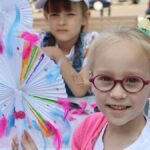 Święto skweru. Dzieci bawiące się w plenerze.