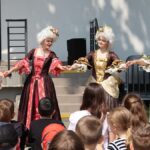 Święto skweru. Dzieci bawiące się w plenerze.