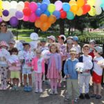 Święto skweru. Dzieci bawiące się w plenerze.