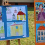 Prezentacja plac plastycznych w plenerze na skwerze.