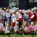 Święto skweru. Dzieci bawiące się w plenerze.