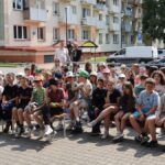 Święto skweru. Dzieci bawiące się w plenerze.