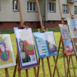 Prezentacja plac plastycznych w plenerze na skwerze.