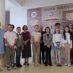 Uczniowie w towarzystwie opiekunów i gości prezentują dyplomy.