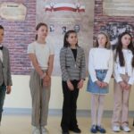 Uczniowie w towarzystwie opiekunów i gości prezentują dyplomy.