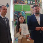 Uczniowie w towarzystwie opiekunów i gości prezentują dyplomy.