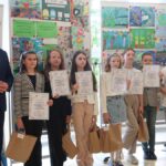 Uczniowie w towarzystwie opiekunów i gości prezentują dyplomy.