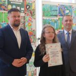 Uczniowie w towarzystwie opiekunów i gości prezentują dyplomy.