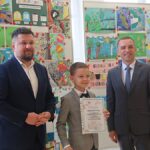 Uczniowie w towarzystwie opiekunów i gości prezentują dyplomy.