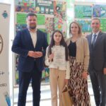 Uczniowie w towarzystwie opiekunów i gości prezentują dyplomy.