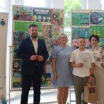 Uczniowie w towarzystwie opiekunów i gości prezentują dyplomy.