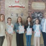 Uczniowie w towarzystwie opiekunów i gości prezentują dyplomy.