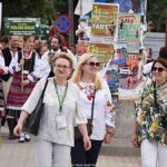 Przemarsz artystów ulicami miasta - na czele pani burmistrz i organizatorzy.