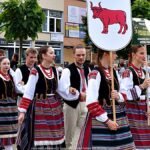 Pokaz artystów przed ratuszem.