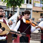 Pokaz artystów przed ratuszem.