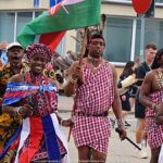 Pokaz artystów przed ratuszem.