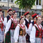 Pokaz artystów przed ratuszem.