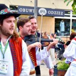 Pokaz artystów przed ratuszem.