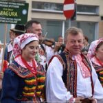 Pokaz artystów przed ratuszem.