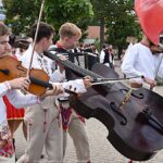 Pokaz artystów przed ratuszem.