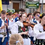 Pokaz artystów przed ratuszem.