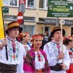 Pokaz artystów przed ratuszem.