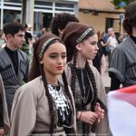 Pokaz artystów przed ratuszem.