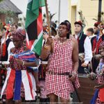 Pokaz artystów przed ratuszem.