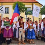 Pokaz artystów przed ratuszem.