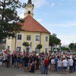 Pokaz artystów przed ratuszem.