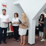 Urzędnicy w sali konferencyjnej urzędu podczas pożegnania dwojga emerytów.