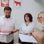 Urzędnicy w sali konferencyjnej urzędu podczas pożegnania dwojga emerytów.