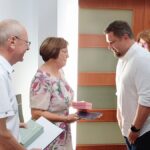 Urzędnicy w sali konferencyjnej urzędu podczas pożegnania dwojga emerytów.