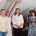 Urzędnicy w sali konferencyjnej urzędu podczas pożegnania dwojga emerytów.