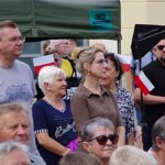 Uroczystość patriotyczna na placu przed ratuszem.