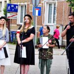 Uroczystość patriotyczna na placu przed ratuszem.