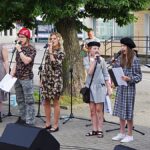 Uroczystość patriotyczna na placu przed ratuszem.