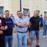 Uroczystość patriotyczna na placu przed ratuszem.