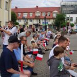 Uroczystość patriotyczna na placu przed ratuszem.