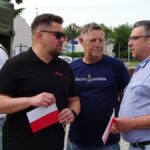 Uroczystość patriotyczna na placu przed ratuszem.