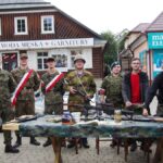 Uroczystość patriotyczna na placu przed ratuszem.