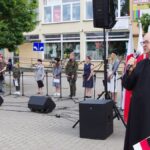 Uroczystość patriotyczna na placu przed ratuszem.